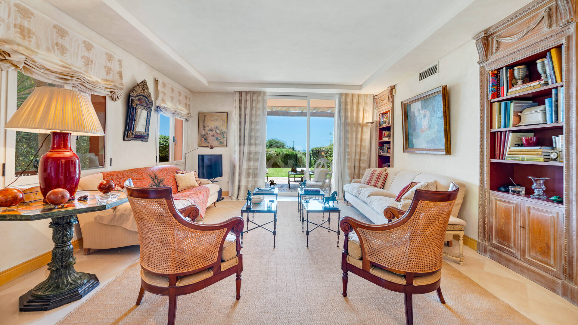 Exklusives Duplex in erster Strandlinie mit privatem Garten und Panoramablick auf das Meer in Marbella