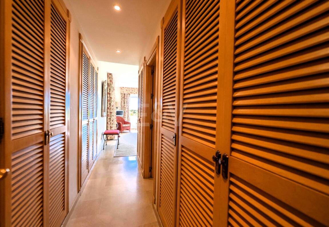 Exklusives Duplex in erster Strandlinie mit privatem Garten und Panoramablick auf das Meer in Marbella