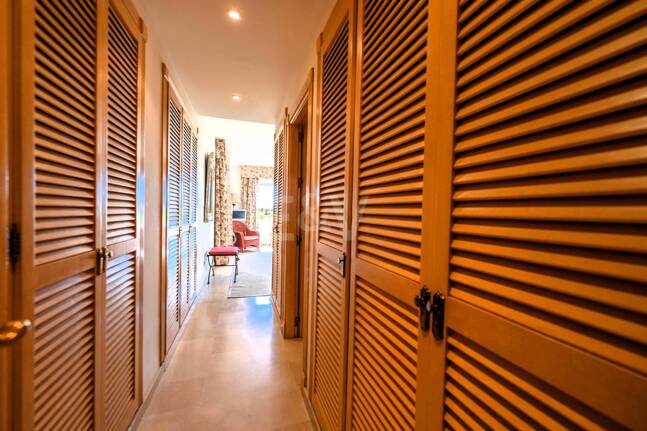 Exklusives Duplex in erster Strandlinie mit privatem Garten und Panoramablick auf das Meer in Marbella