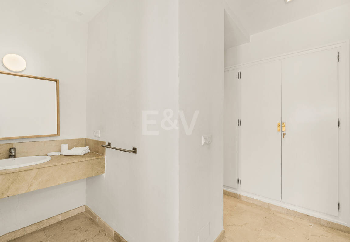 Amplio apartamento en primera línea de golf con amplia terraza y vistas abiertas al campo de golf