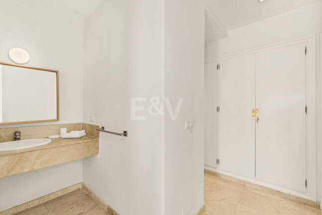 Amplio apartamento en primera línea de golf con amplia terraza y vistas abiertas al campo de golf