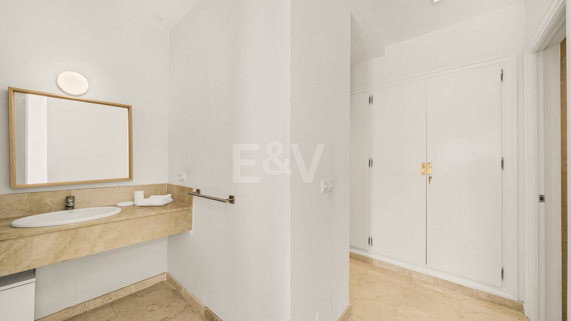 Amplio apartamento en primera línea de golf con amplia terraza y vistas abiertas al campo de golf