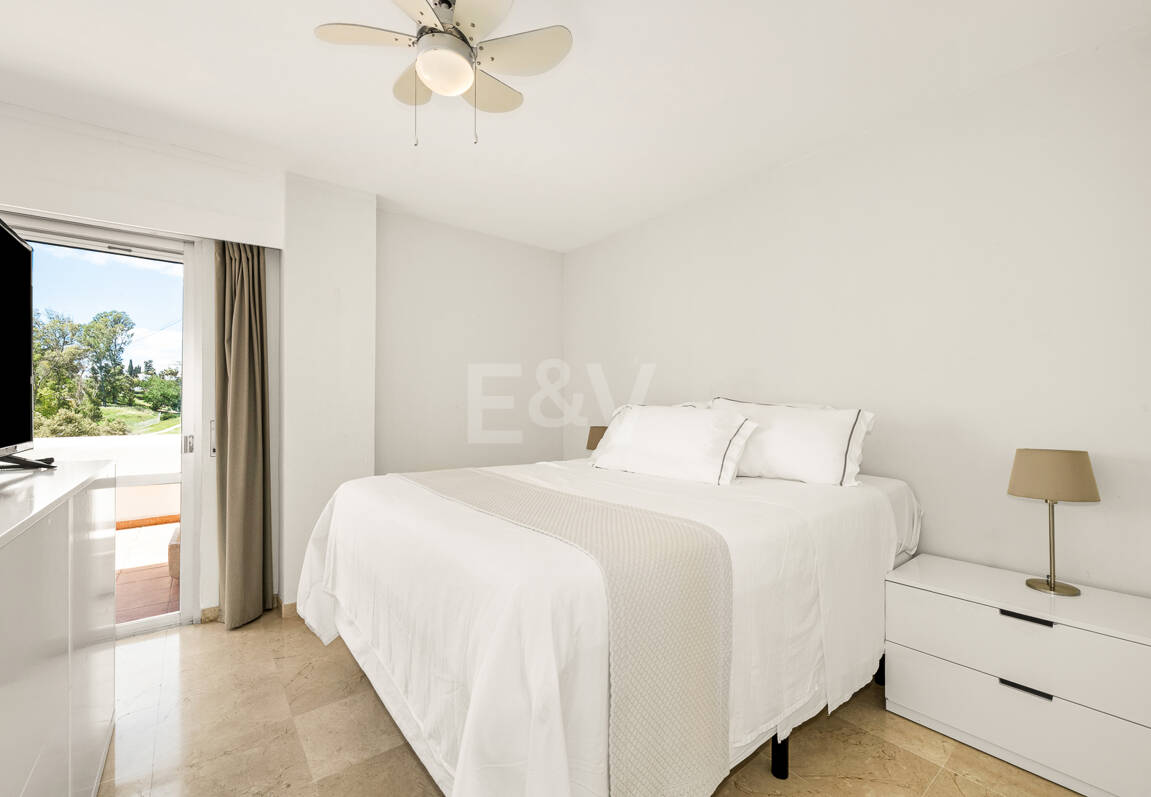 Amplio apartamento en primera línea de golf con amplia terraza y vistas abiertas al campo de golf