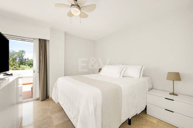 Amplio apartamento en primera línea de golf con amplia terraza y vistas abiertas al campo de golf