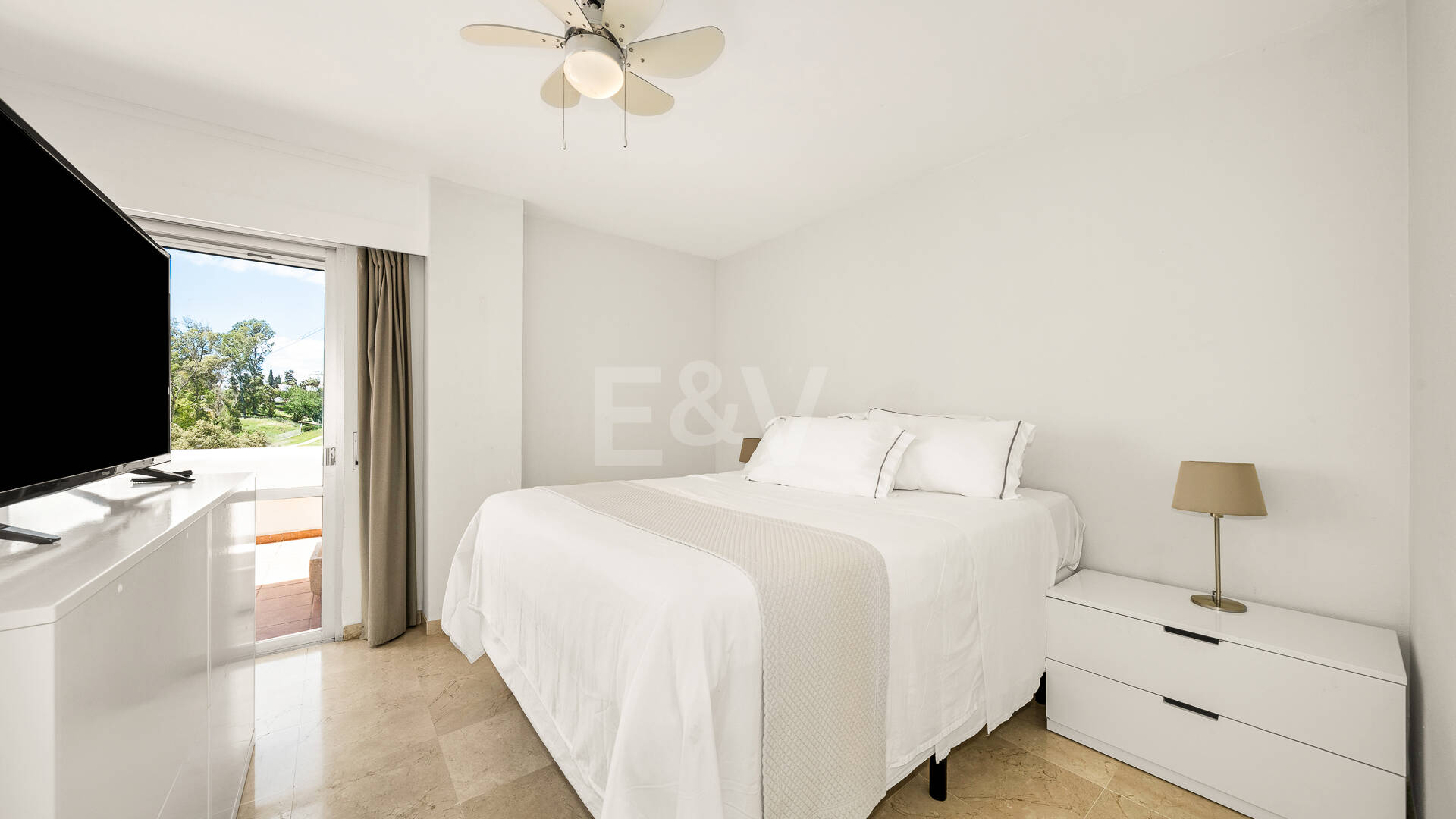 Amplio apartamento en primera línea de golf con amplia terraza y vistas abiertas al campo de golf