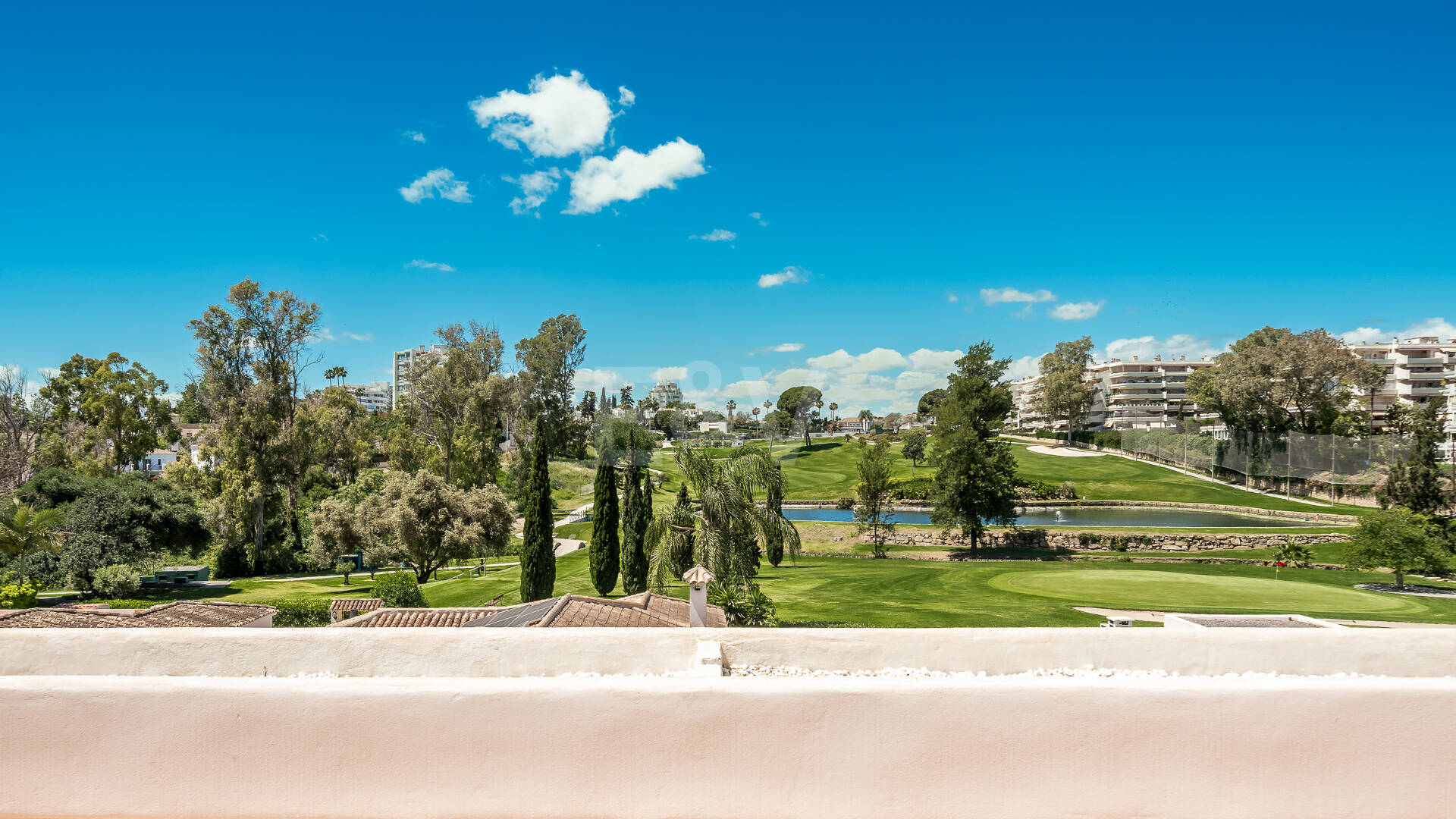 Amplio apartamento en primera línea de golf con amplia terraza y vistas abiertas al campo de golf