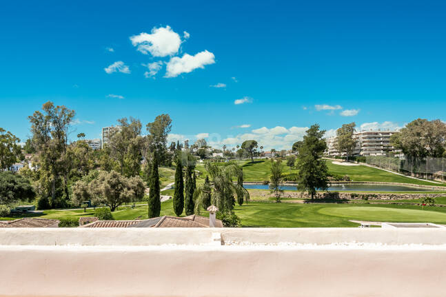 Amplio apartamento en primera línea de golf con amplia terraza y vistas abiertas al campo de golf
