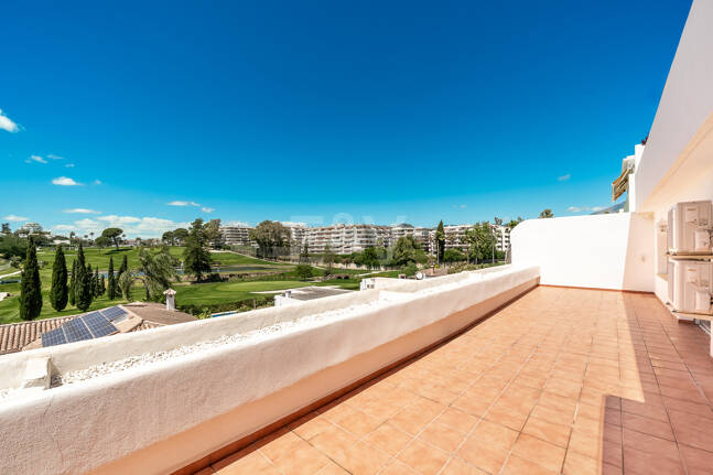 Amplio apartamento en primera línea de golf con amplia terraza y vistas abiertas al campo de golf