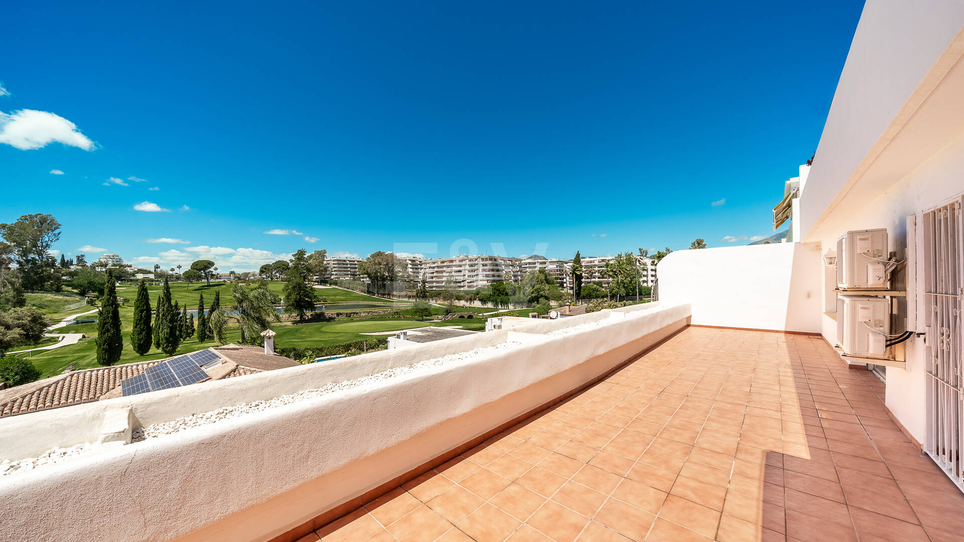 Amplio apartamento en primera línea de golf con amplia terraza y vistas abiertas al campo de golf