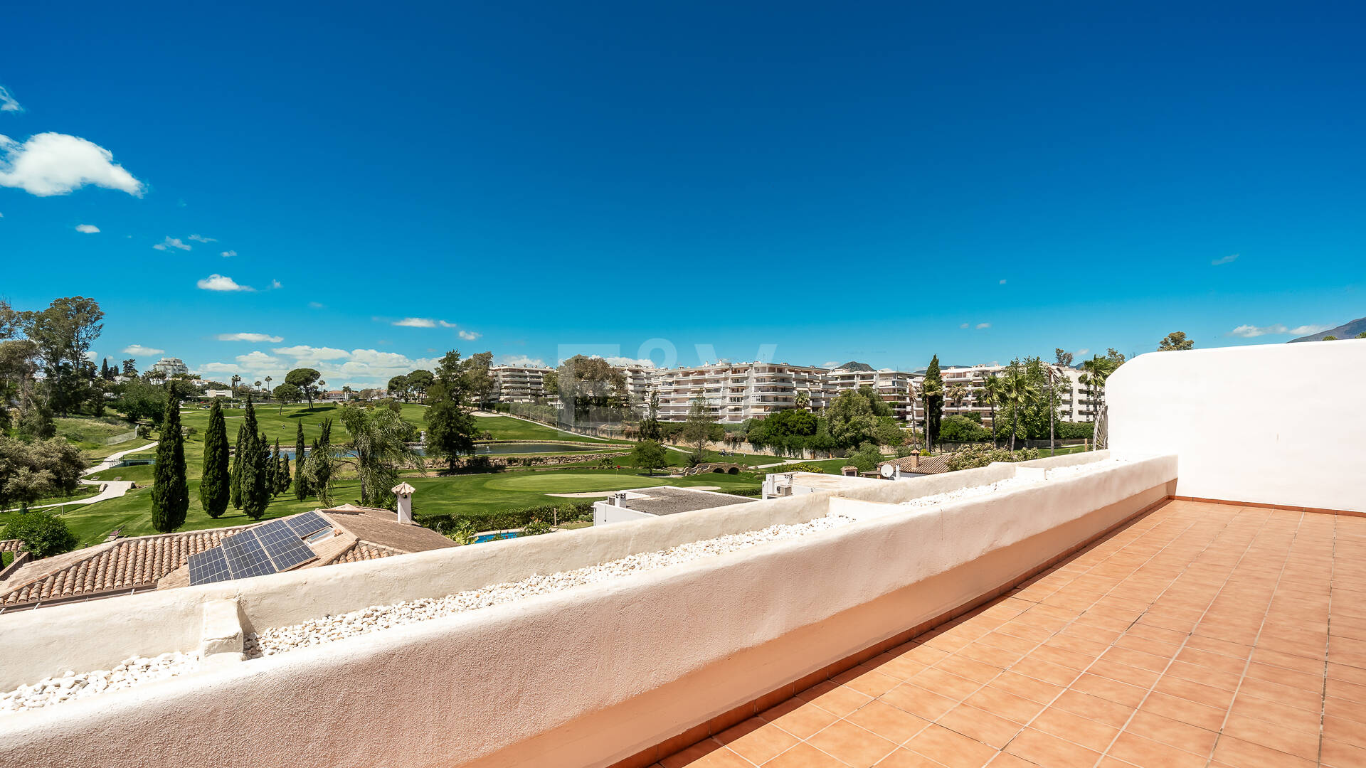 Amplio apartamento en primera línea de golf con amplia terraza y vistas abiertas al campo de golf