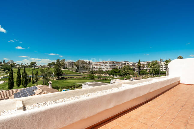 Amplio apartamento en primera línea de golf con amplia terraza y vistas abiertas al campo de golf
