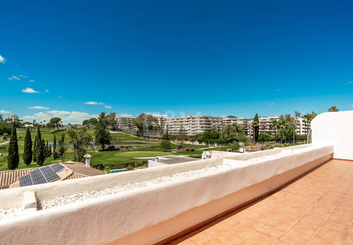 Amplio apartamento en primera línea de golf con amplia terraza y vistas abiertas al campo de golf