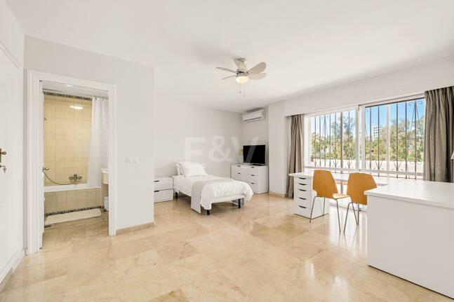 Amplio apartamento en primera línea de golf con amplia terraza y vistas abiertas al campo de golf