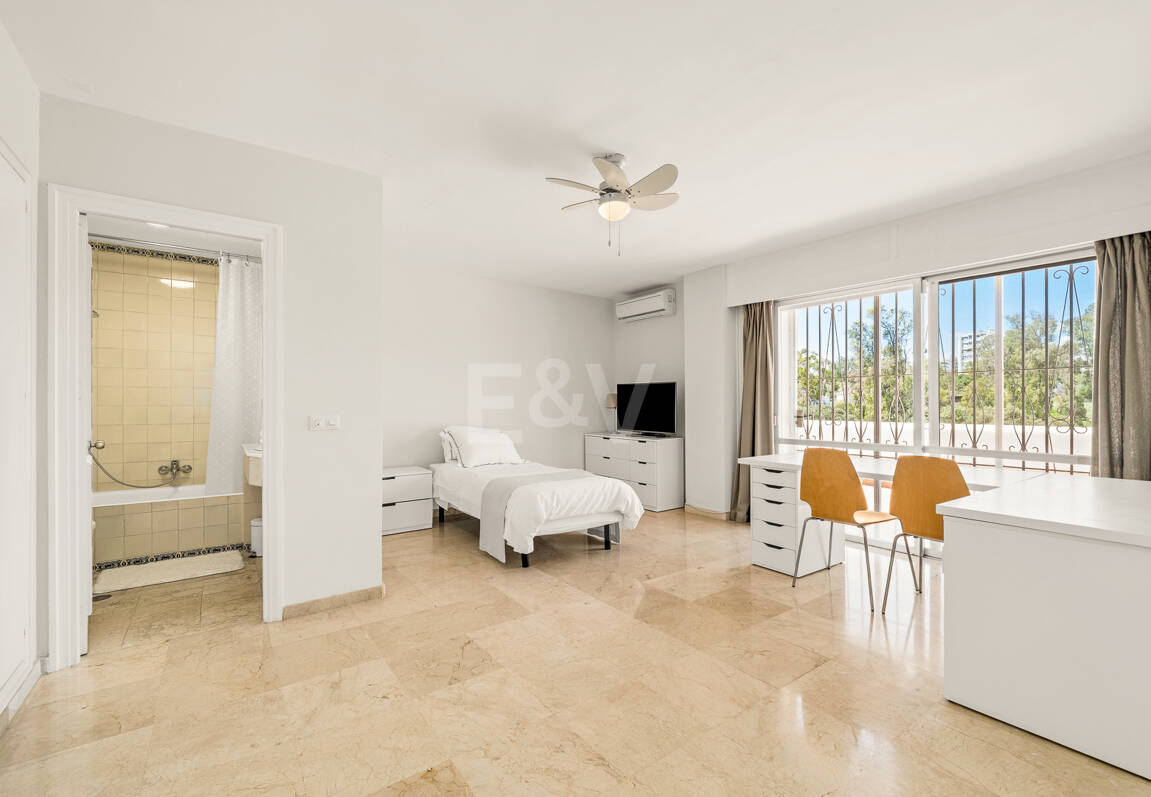 Amplio apartamento en primera línea de golf con amplia terraza y vistas abiertas al campo de golf