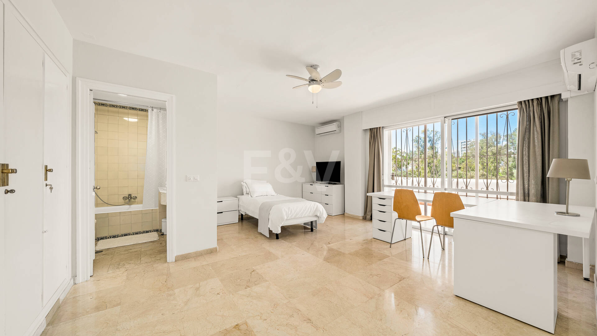 Amplio apartamento en primera línea de golf con amplia terraza y vistas abiertas al campo de golf