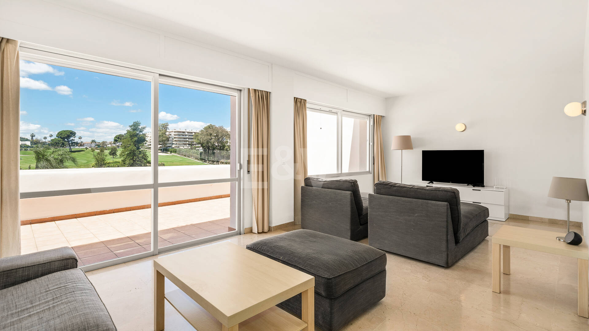 Amplio apartamento en primera línea de golf con amplia terraza y vistas abiertas al campo de golf