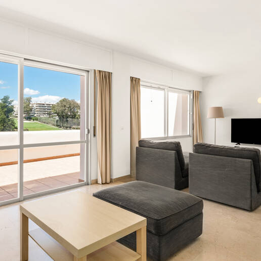 Amplio apartamento en primera línea de golf con amplia terraza y vistas abiertas al campo de golf