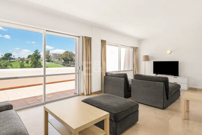 Amplio apartamento en primera línea de golf con amplia terraza y vistas abiertas al campo de golf