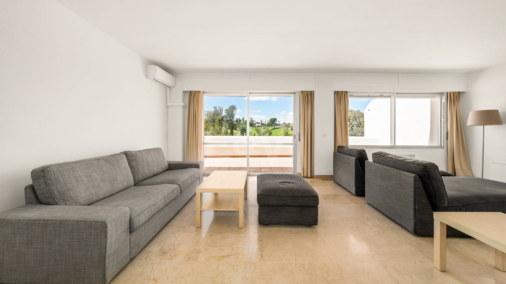 Amplio apartamento en primera línea de golf con amplia terraza y vistas abiertas al campo de golf