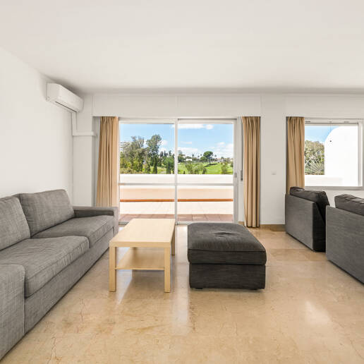 Amplio apartamento en primera línea de golf con amplia terraza y vistas abiertas al campo de golf