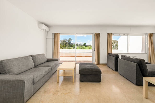 Amplio apartamento en primera línea de golf con amplia terraza y vistas abiertas al campo de golf