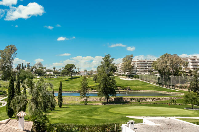 Amplio apartamento en primera línea de golf con amplia terraza y vistas abiertas al campo de golf
