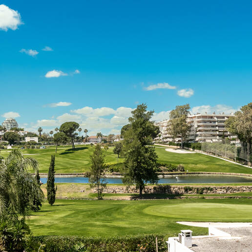 Amplio apartamento en primera línea de golf con amplia terraza y vistas abiertas al campo de golf