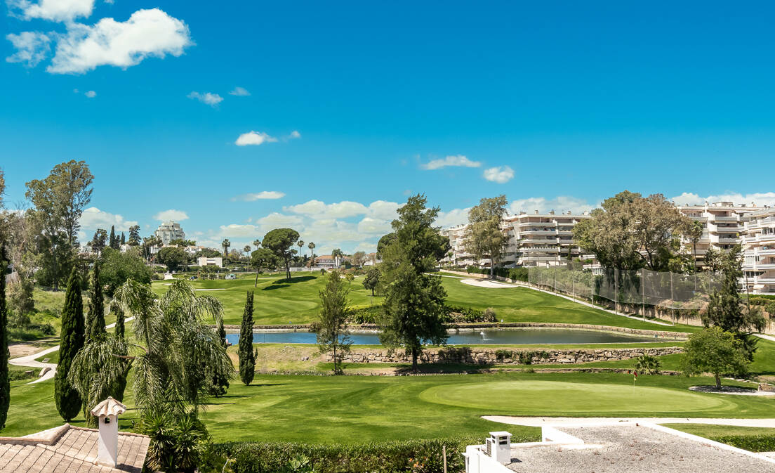 Amplio apartamento en primera línea de golf con amplia terraza y vistas abiertas al campo de golf