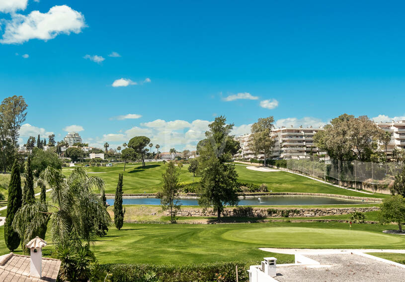 Amplio apartamento en primera línea de golf con amplia terraza y vistas abiertas al campo de golf