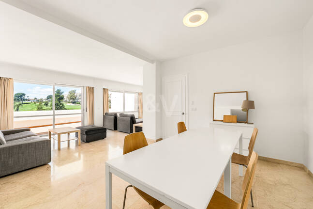 Amplio apartamento en primera línea de golf con amplia terraza y vistas abiertas al campo de golf