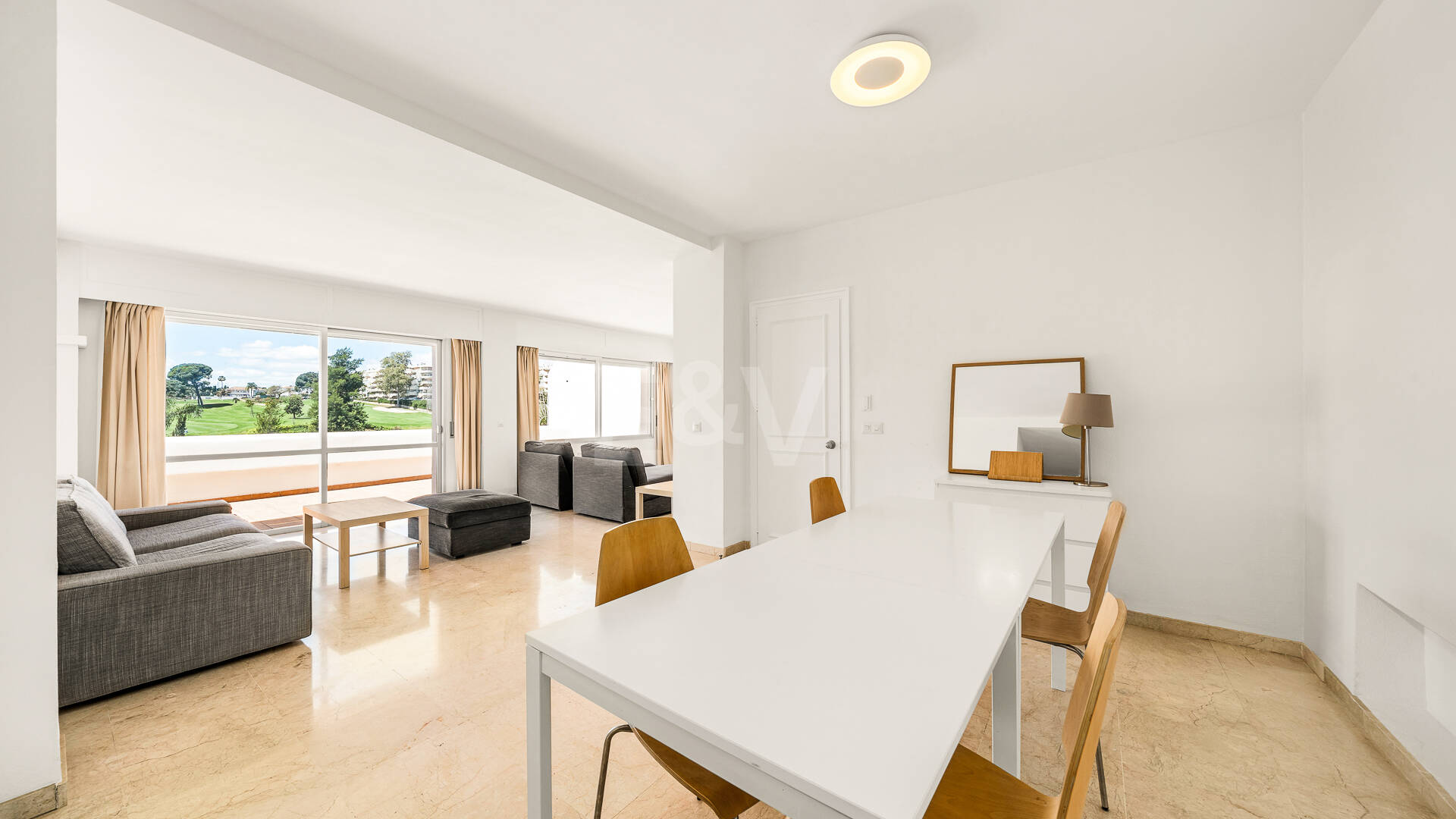 Amplio apartamento en primera línea de golf con amplia terraza y vistas abiertas al campo de golf