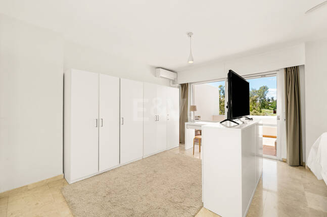 Amplio apartamento en primera línea de golf con amplia terraza y vistas abiertas al campo de golf