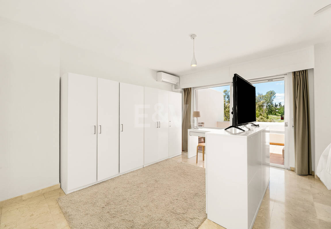 Amplio apartamento en primera línea de golf con amplia terraza y vistas abiertas al campo de golf