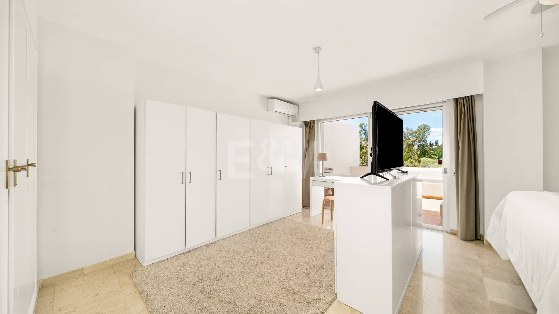 Amplio apartamento en primera línea de golf con amplia terraza y vistas abiertas al campo de golf