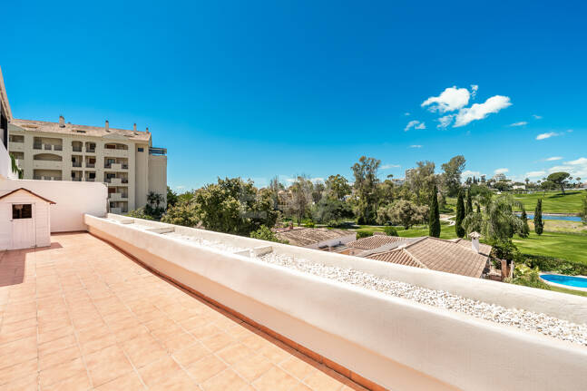 Amplio apartamento en primera línea de golf con amplia terraza y vistas abiertas al campo de golf