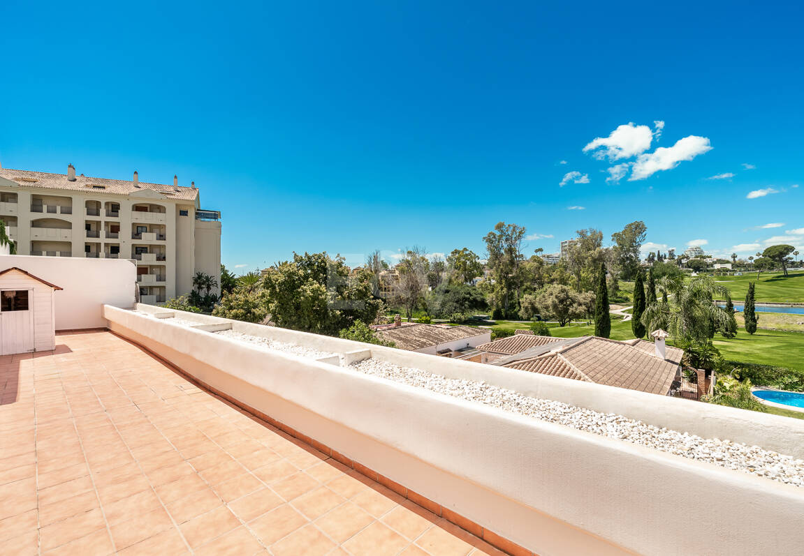 Amplio apartamento en primera línea de golf con amplia terraza y vistas abiertas al campo de golf