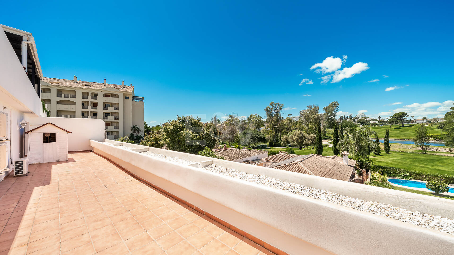 Amplio apartamento en primera línea de golf con amplia terraza y vistas abiertas al campo de golf