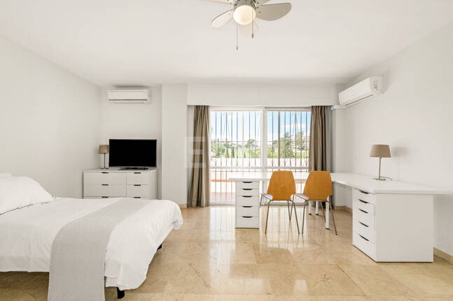 Amplio apartamento en primera línea de golf con amplia terraza y vistas abiertas al campo de golf