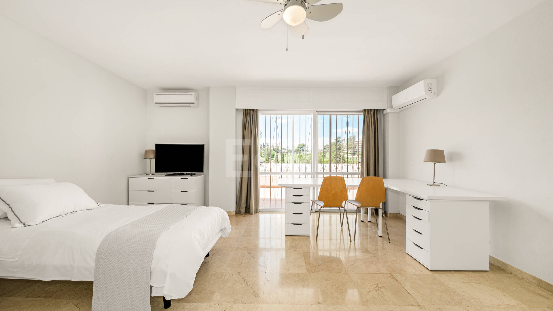 Amplio apartamento en primera línea de golf con amplia terraza y vistas abiertas al campo de golf