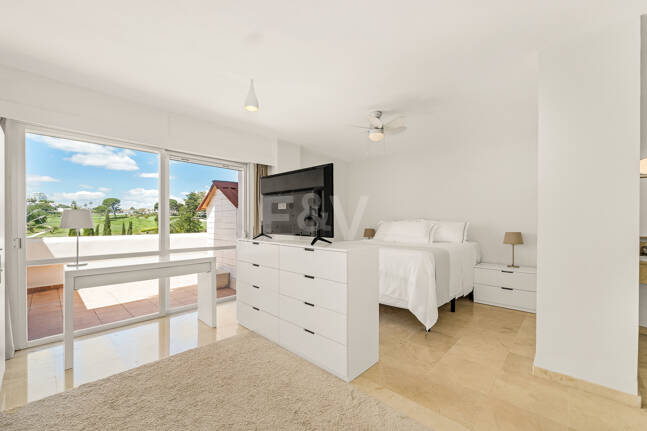 Amplio apartamento en primera línea de golf con amplia terraza y vistas abiertas al campo de golf