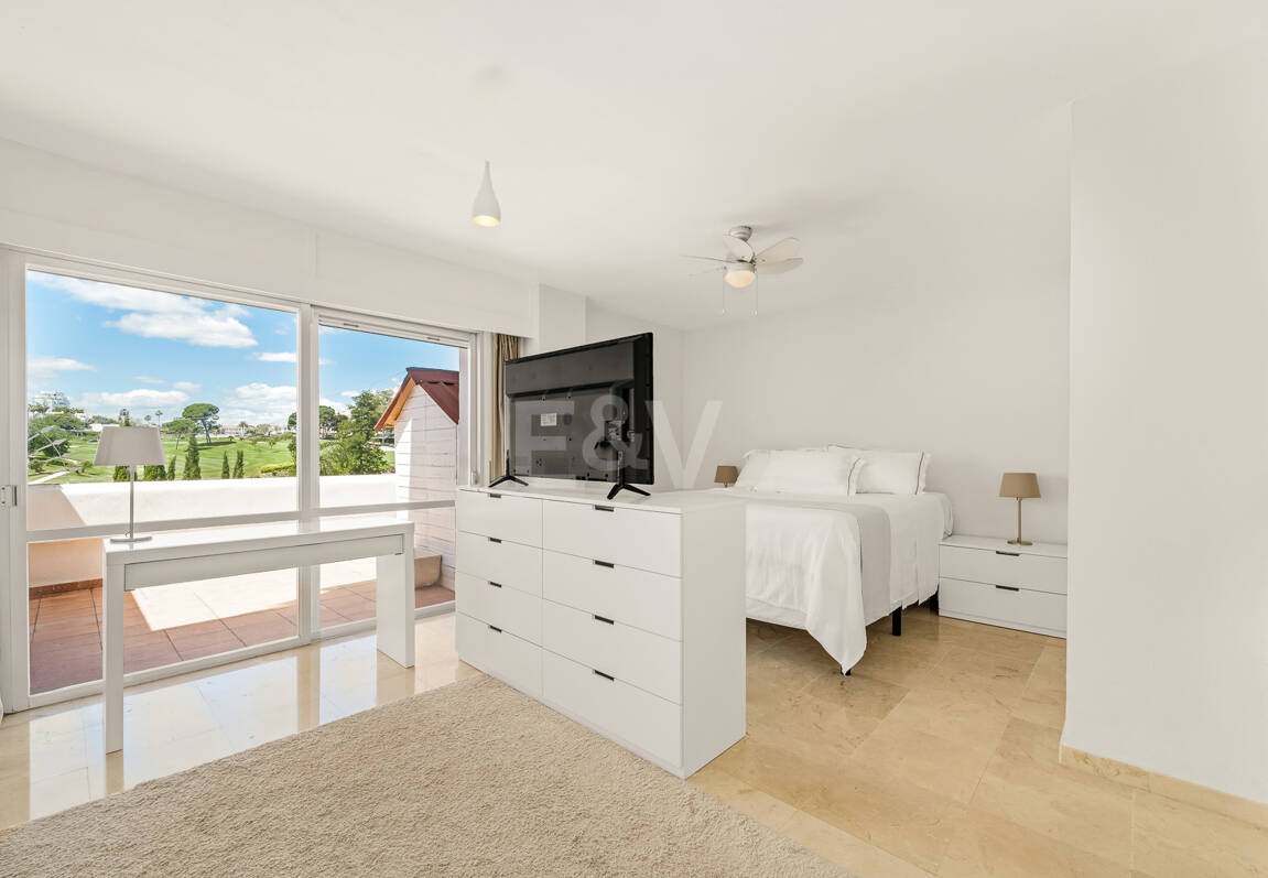 Amplio apartamento en primera línea de golf con amplia terraza y vistas abiertas al campo de golf
