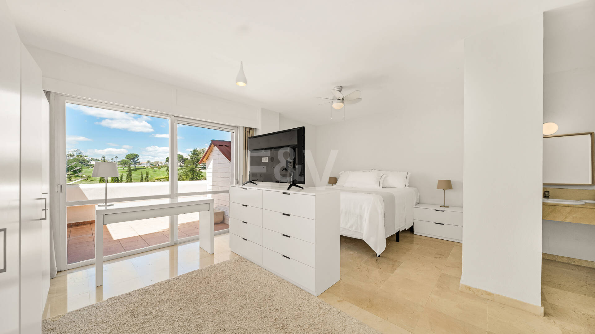 Amplio apartamento en primera línea de golf con amplia terraza y vistas abiertas al campo de golf
