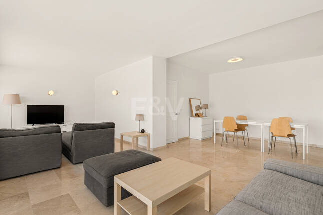 Amplio apartamento en primera línea de golf con amplia terraza y vistas abiertas al campo de golf