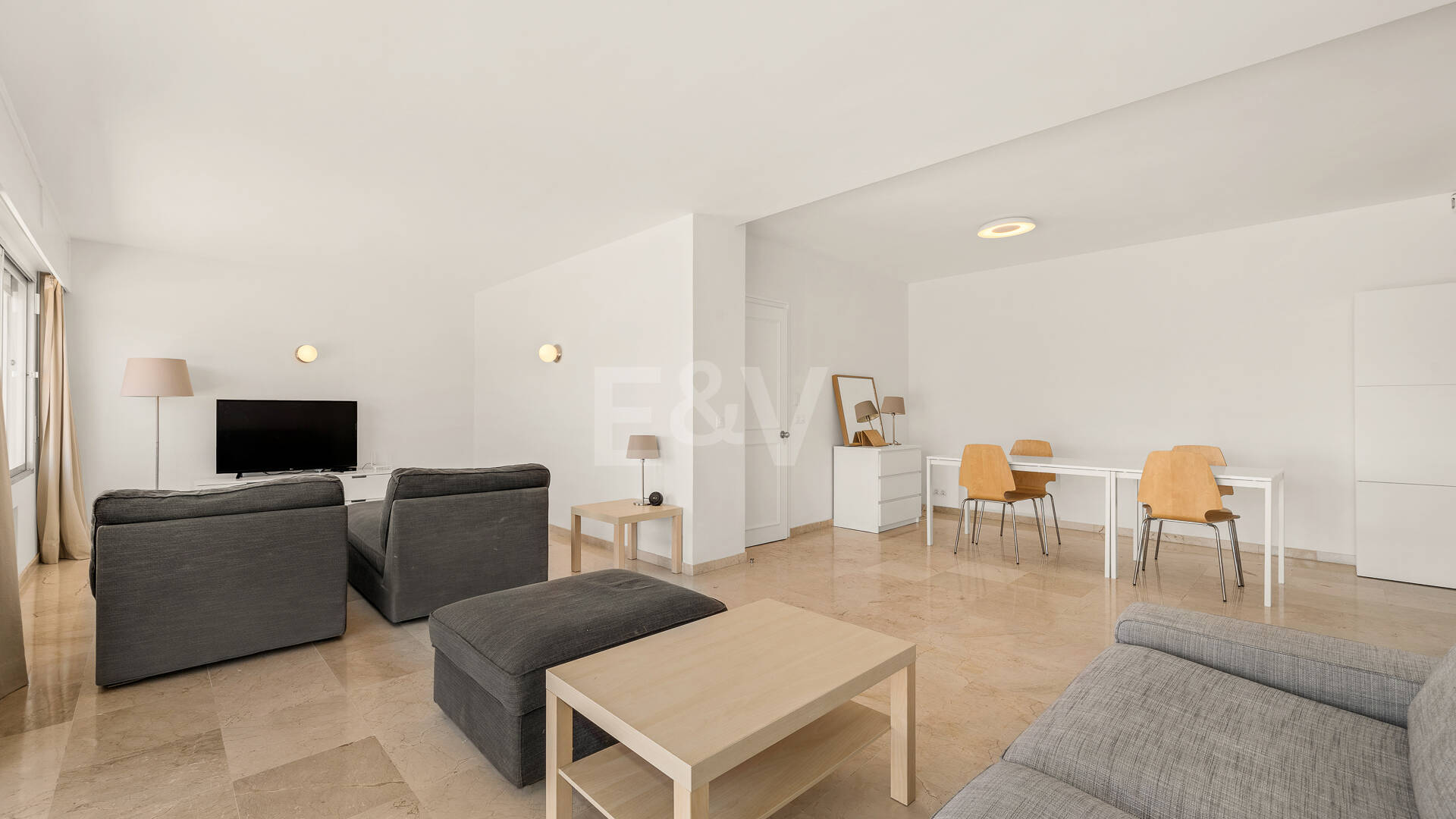 Amplio apartamento en primera línea de golf con amplia terraza y vistas abiertas al campo de golf