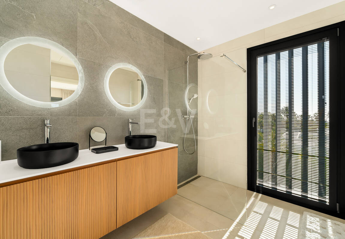 Villa de luxe contemporaine 100 mètres de la plage en emplacement privilégié près des commodités