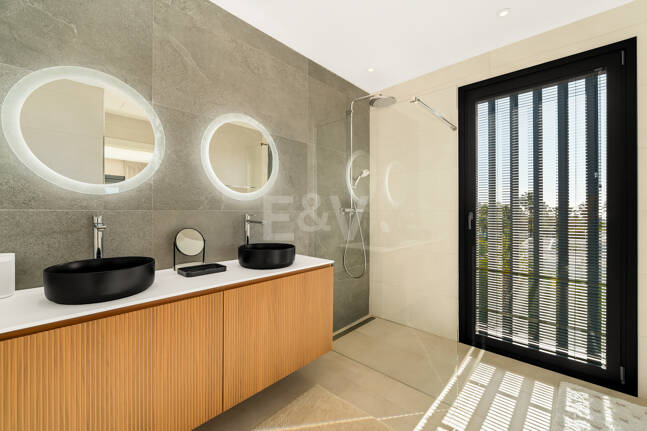 Villa de luxe contemporaine 100 mètres de la plage en emplacement privilégié près des commodités