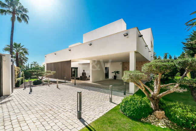 Villa de luxe contemporaine 100 mètres de la plage en emplacement privilégié près des commodités