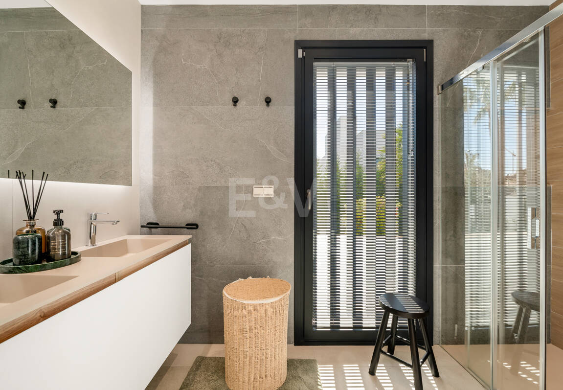 Villa de luxe contemporaine 100 mètres de la plage en emplacement privilégié près des commodités