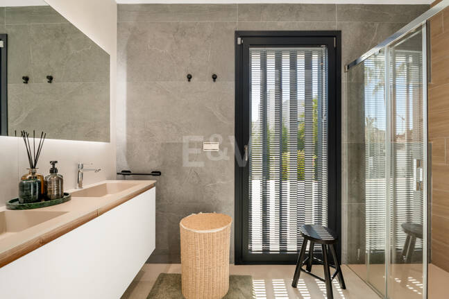 Villa de luxe contemporaine 100 mètres de la plage en emplacement privilégié près des commodités