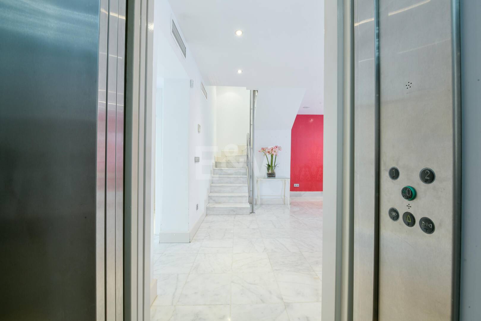 Luxus-Strandimmobilie nur wenige Schritte vom Meer entfernt an der Goldenen Meile